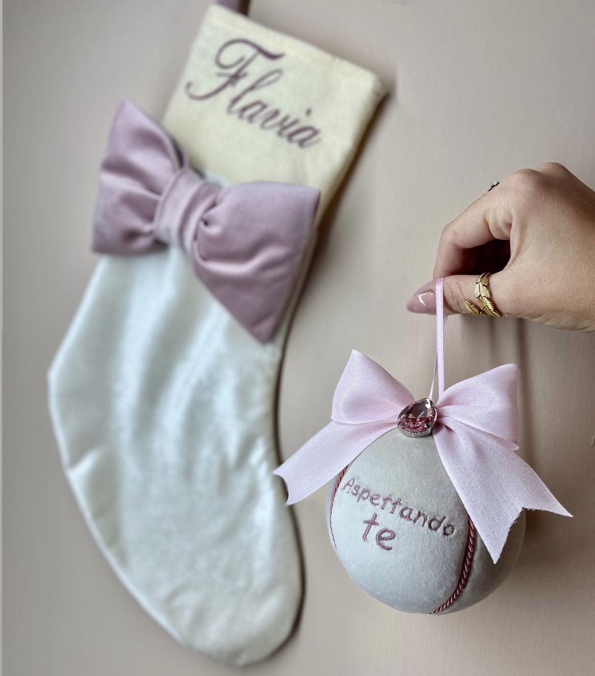 Sfera natalizia con iniziale e gemma