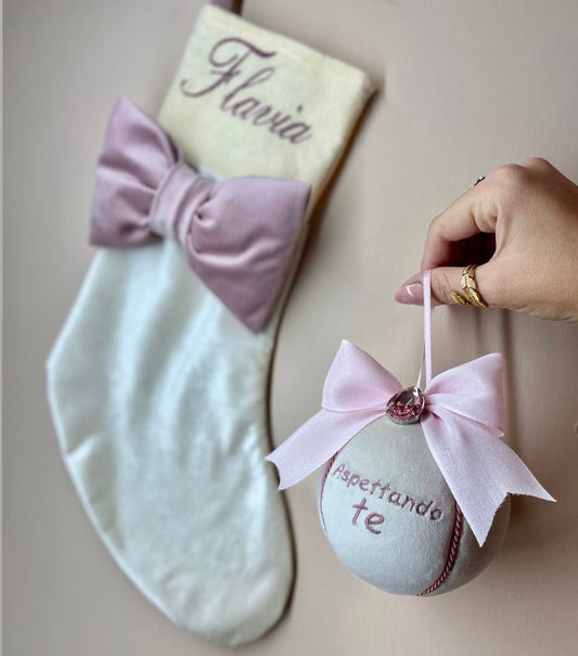 Sfera natalizia con iniziale e gemma