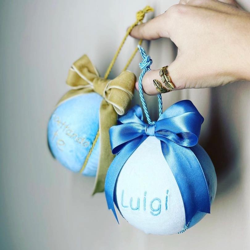 Sfera natalizia con doppio fiocco in raso