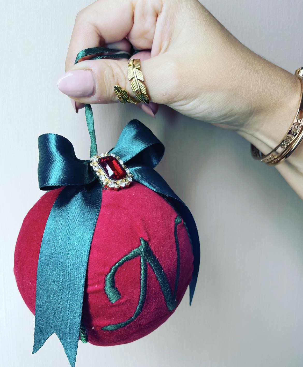 Sfera natalizia con gemma