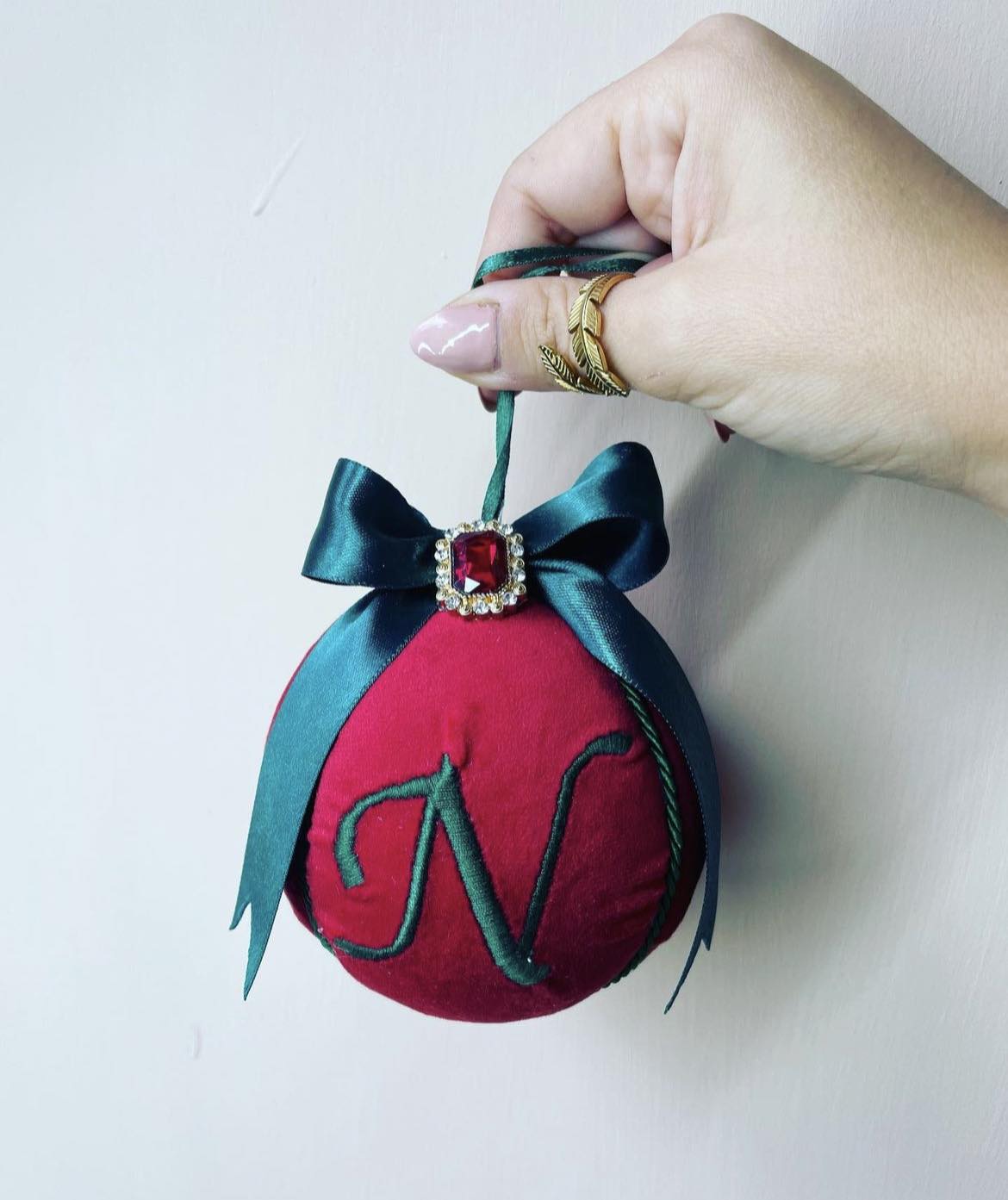 Sfera natalizia con gemma