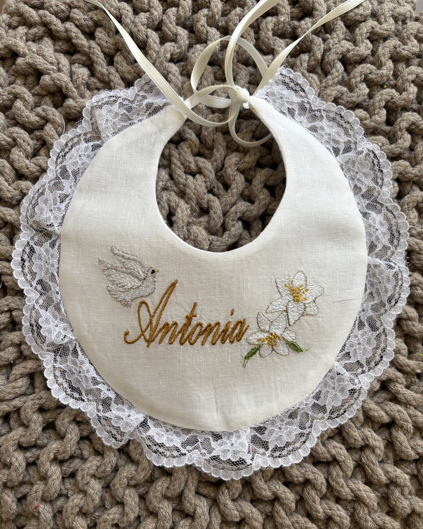 - RICAMO - Bavetta con colomba e gigli