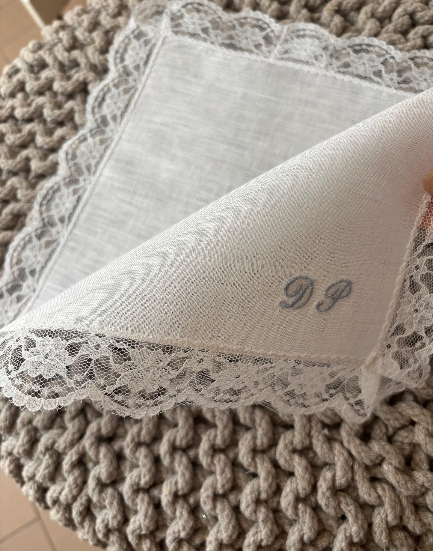 - RICAMO - Fazzoletto battesimale Corin -iniziali piccole-