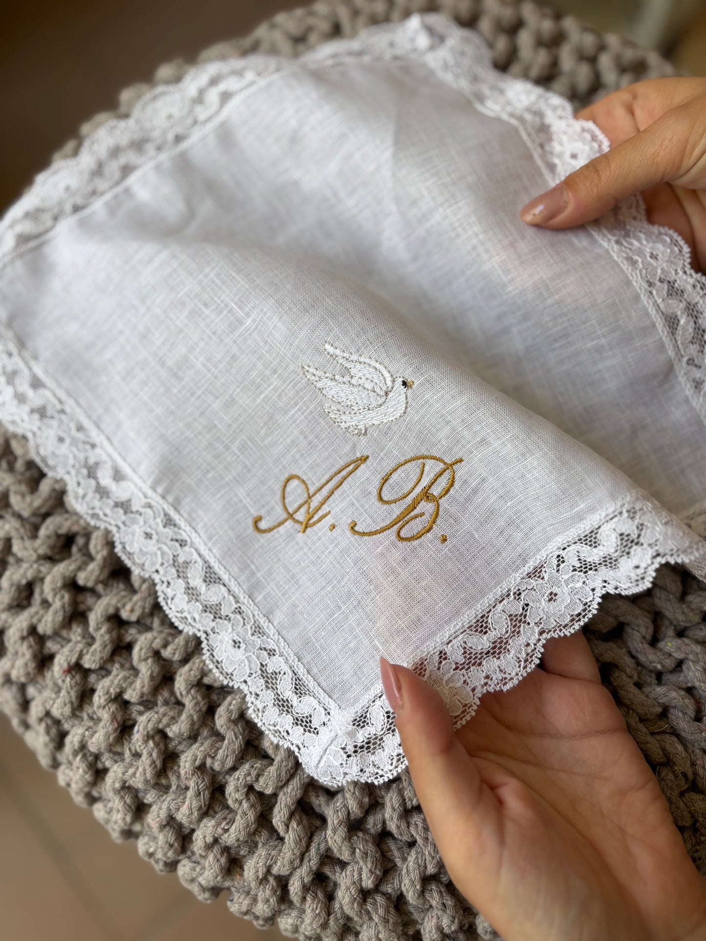 - RICAMO - Fazzoletto battesimale con iniziali e colomba
