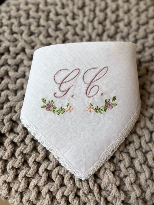 - RICAMO - Fazzoletto battesimale con iniziali e fiori