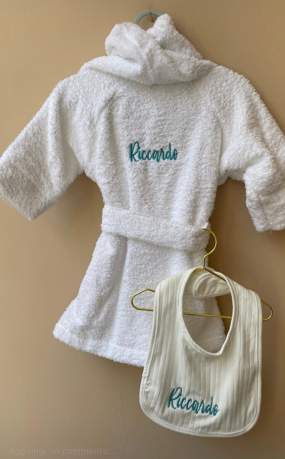 Accappatoio con nome ricamato