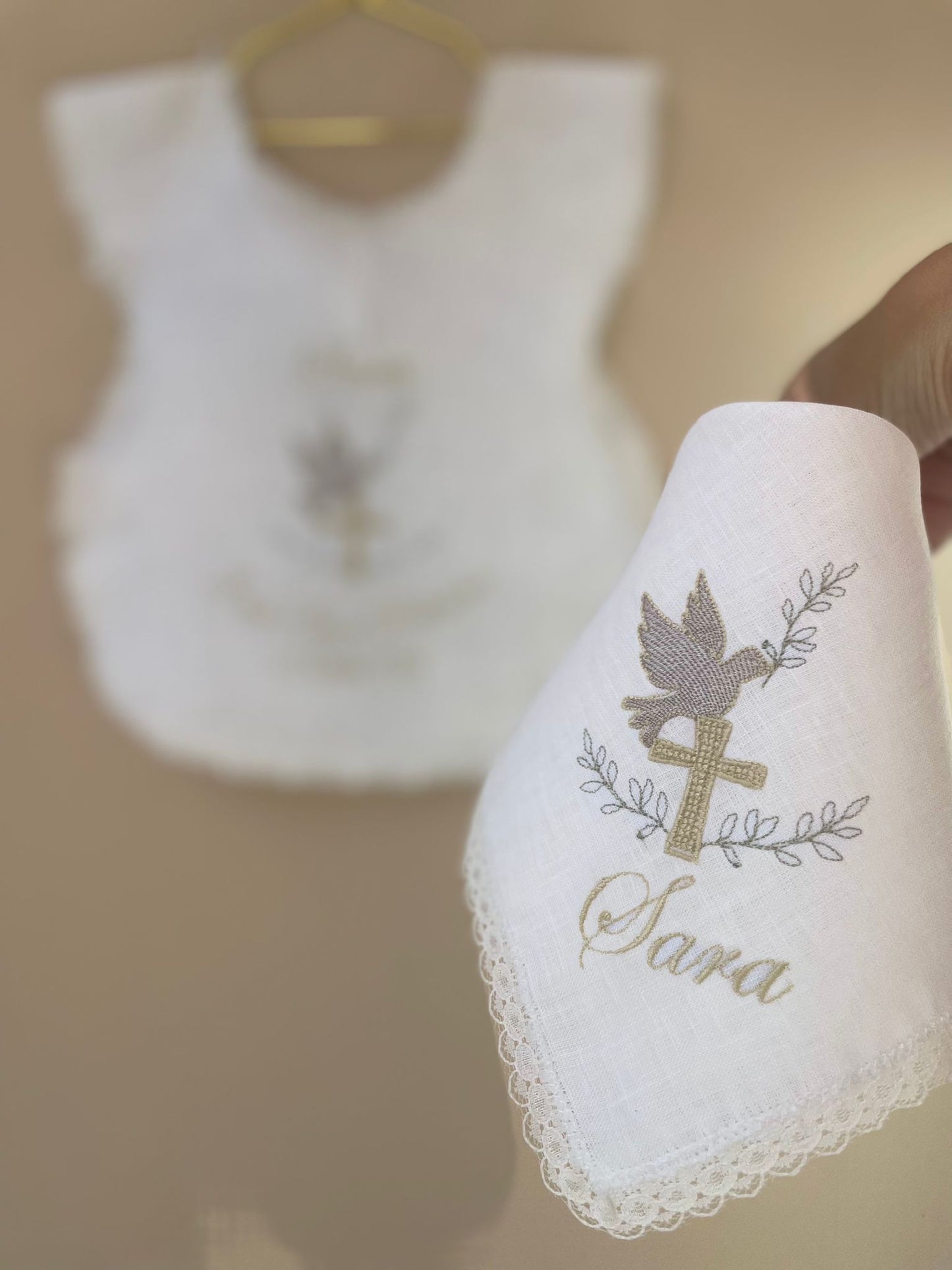 - RICAMO - Fazzoletto battesimale con Colomba, croce e nome