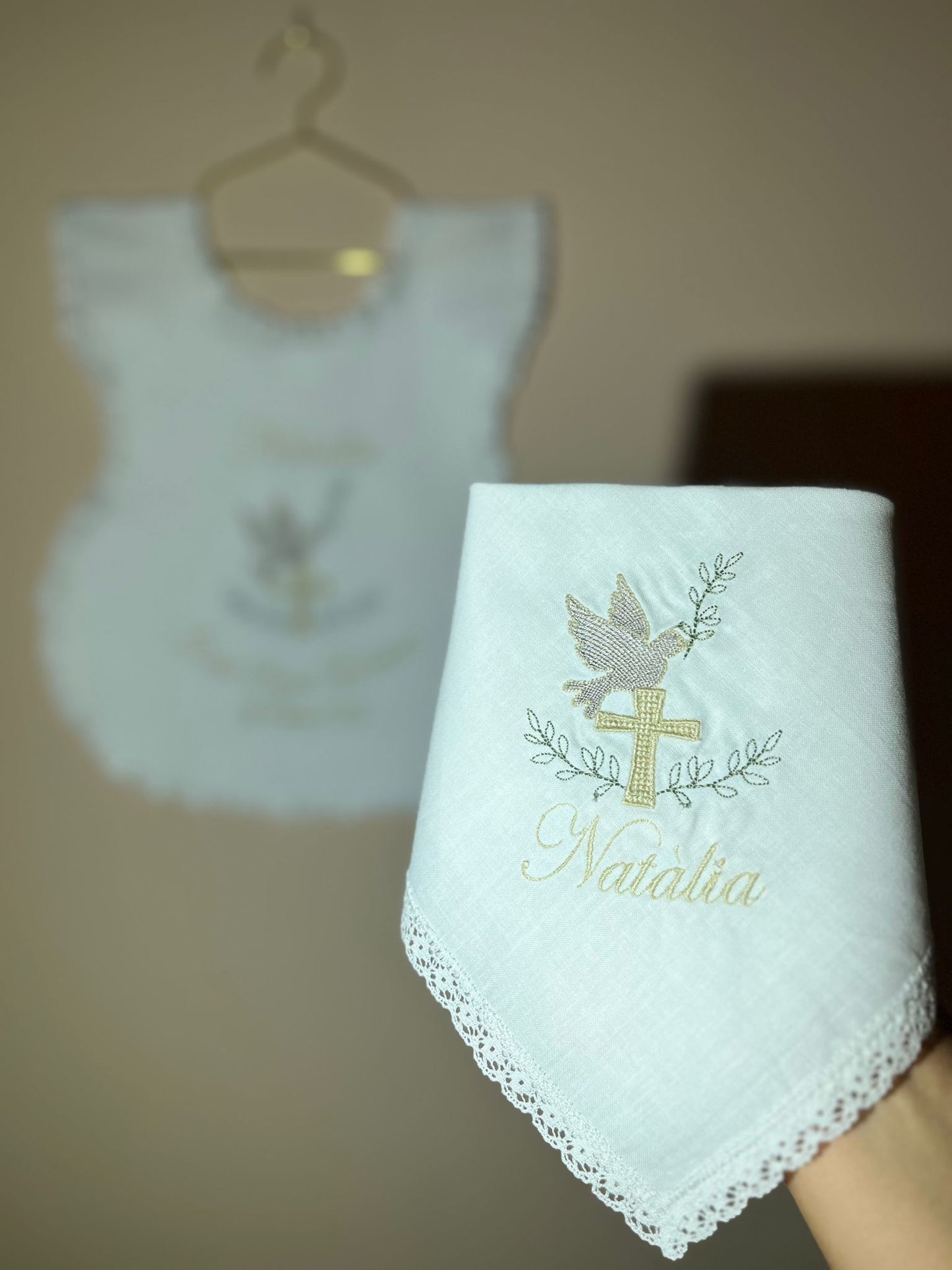 - RICAMO - Fazzoletto battesimale con Colomba, croce e nome