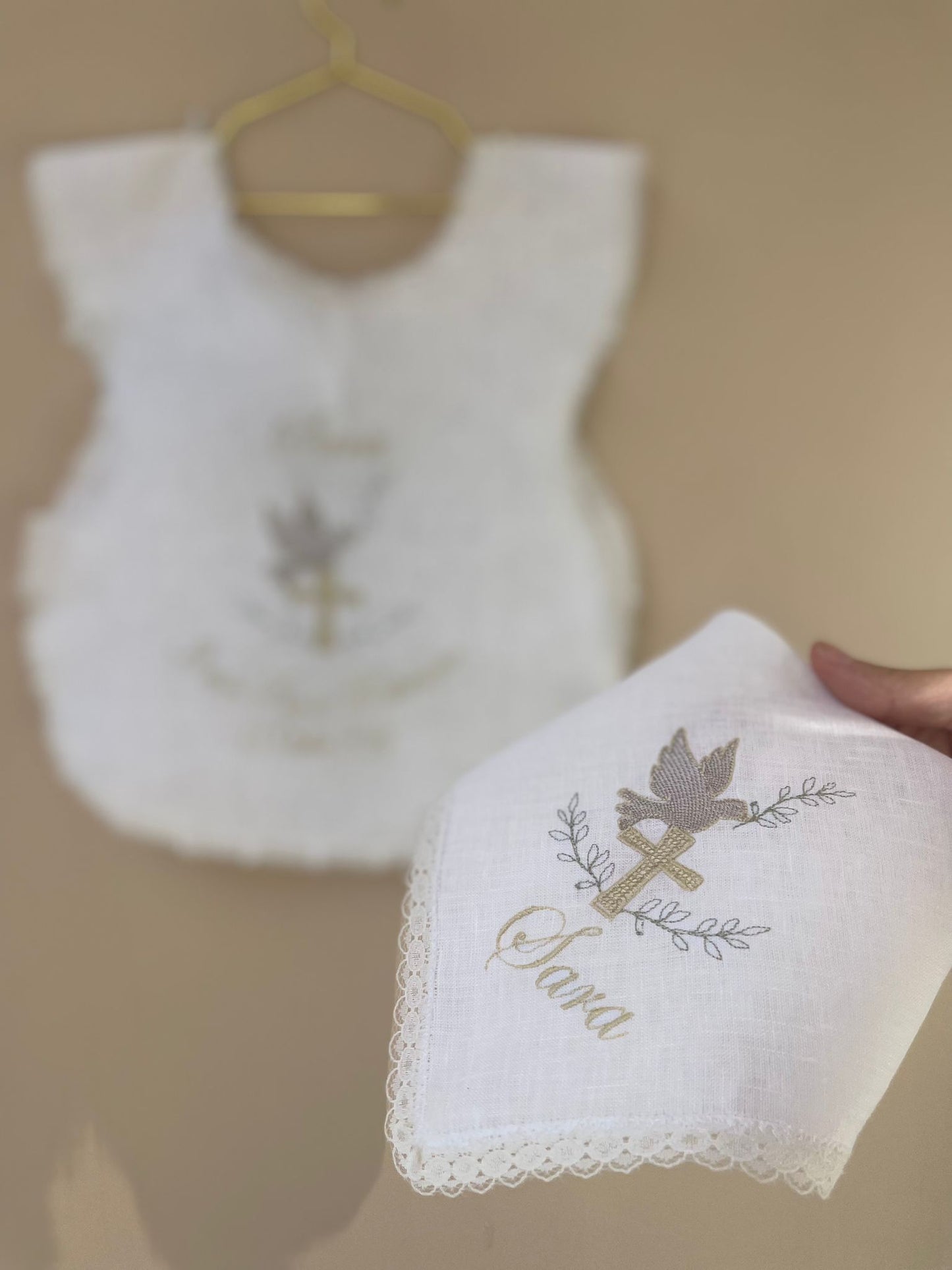 - RICAMO - Fazzoletto battesimale con Colomba, croce e nome