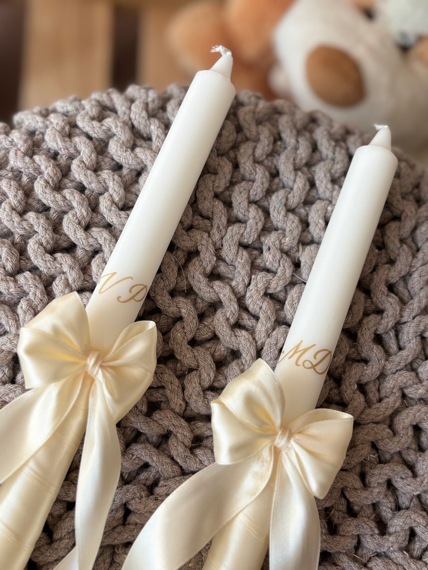 Candela battesimale con iniziali