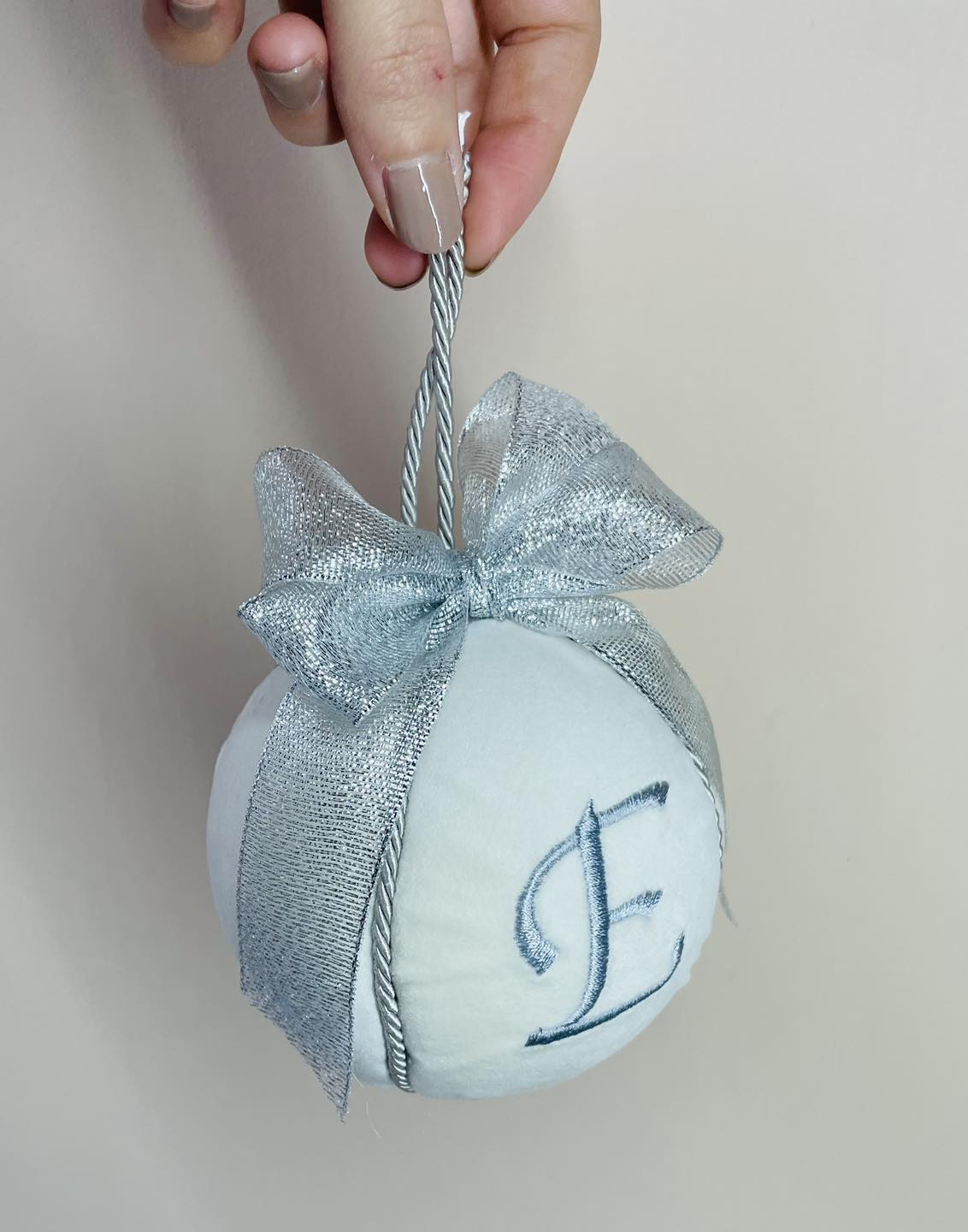 Sfera natalizia con iniziale