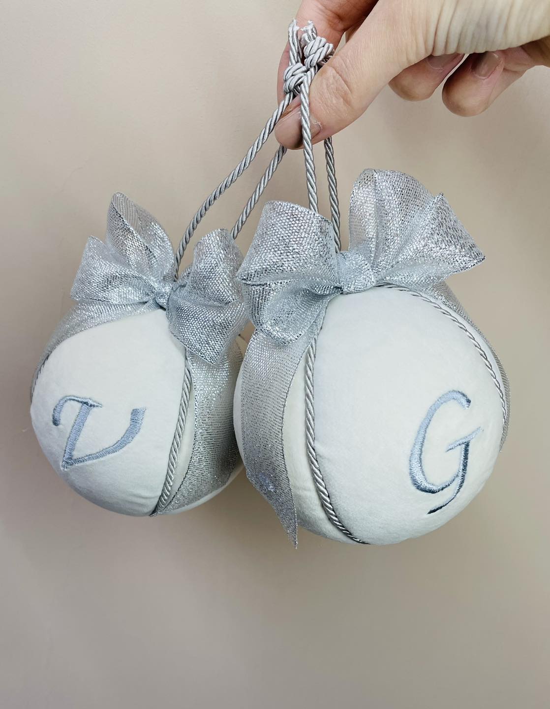 Sfera natalizia con iniziale