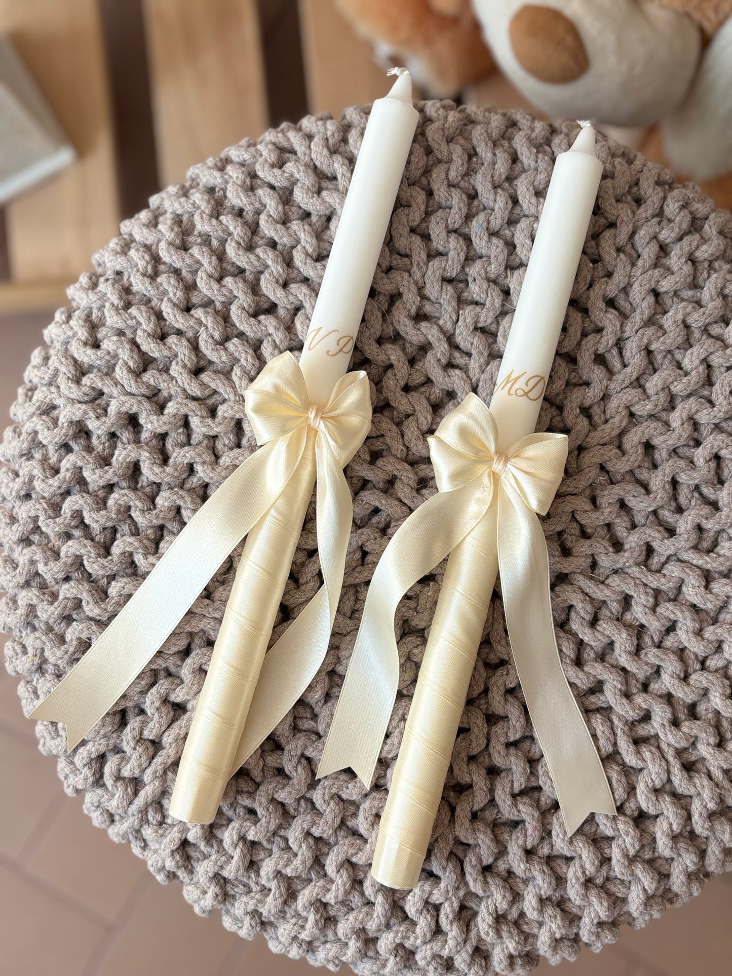 Candela battesimale con iniziali