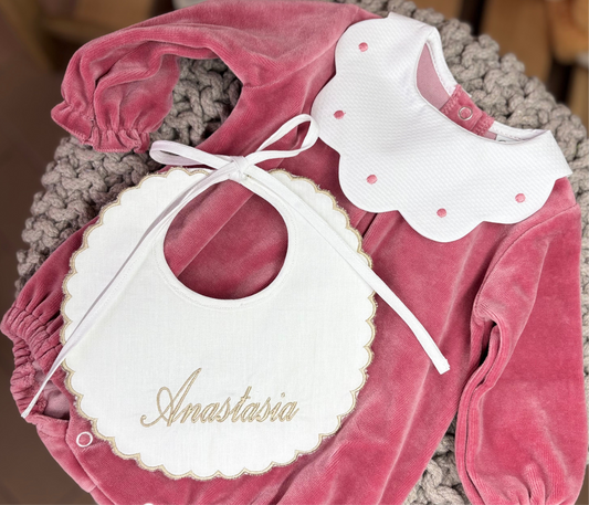 Bavetta con orlo e nome ricamati