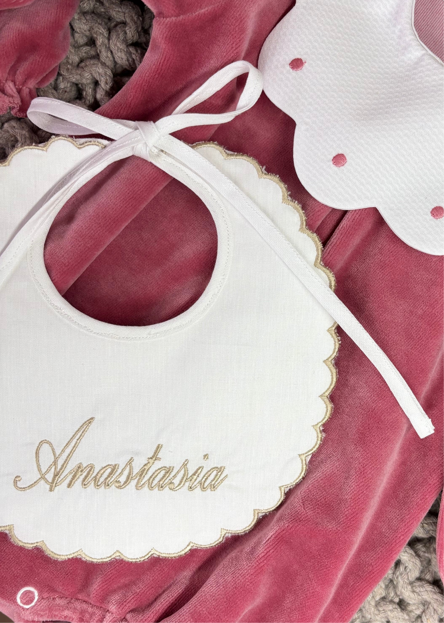 Bavetta con orlo e nome ricamati