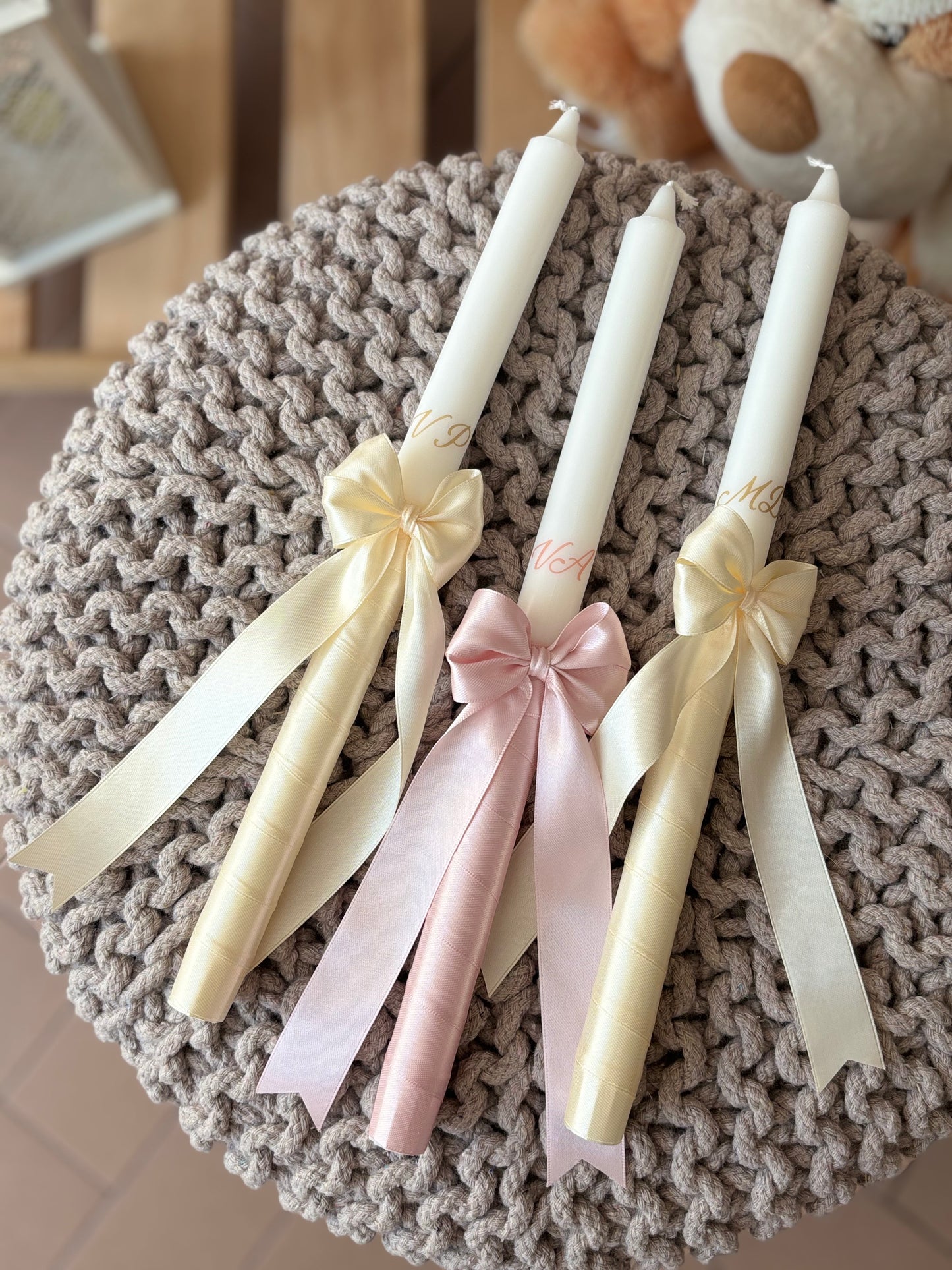 Candela battesimale con iniziali