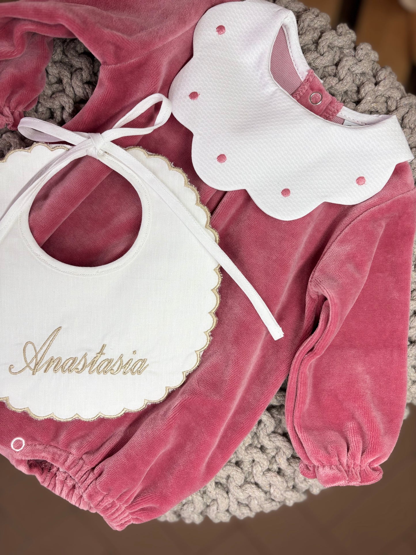 Bavetta con orlo e nome ricamati