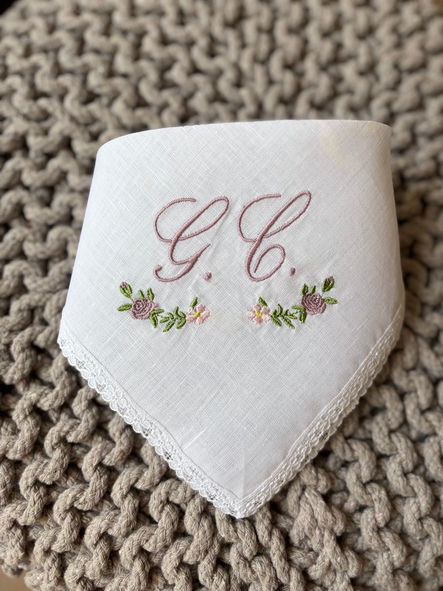 - RICAMO - Fazzoletto battesimale con iniziali e fiori