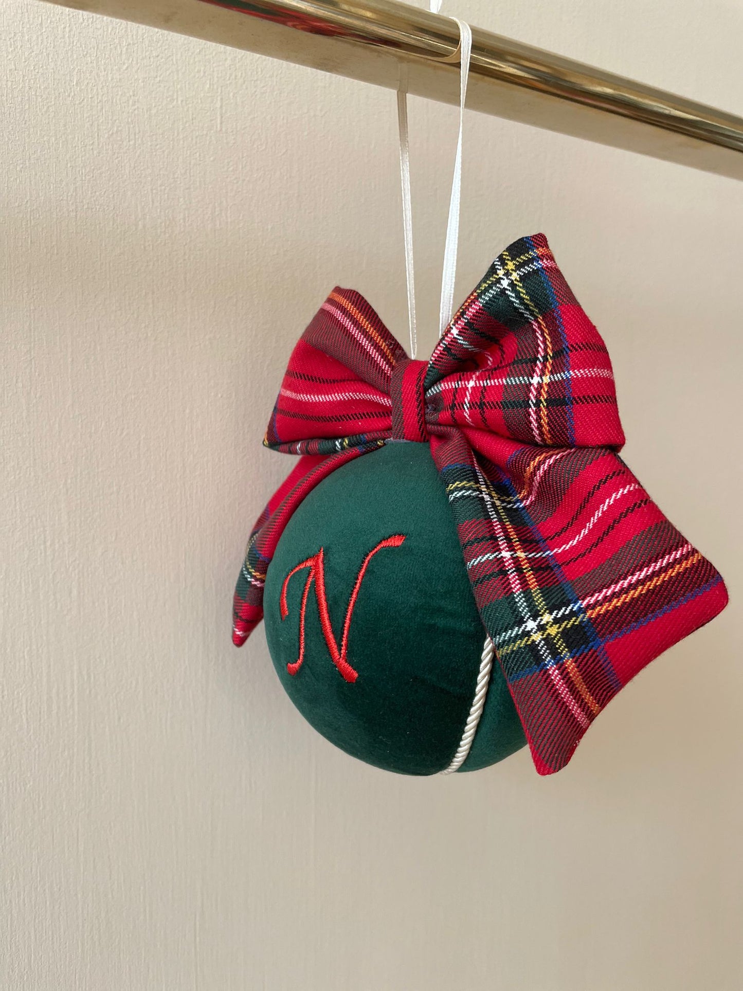 Sfera natalizia con fiocco in tartan