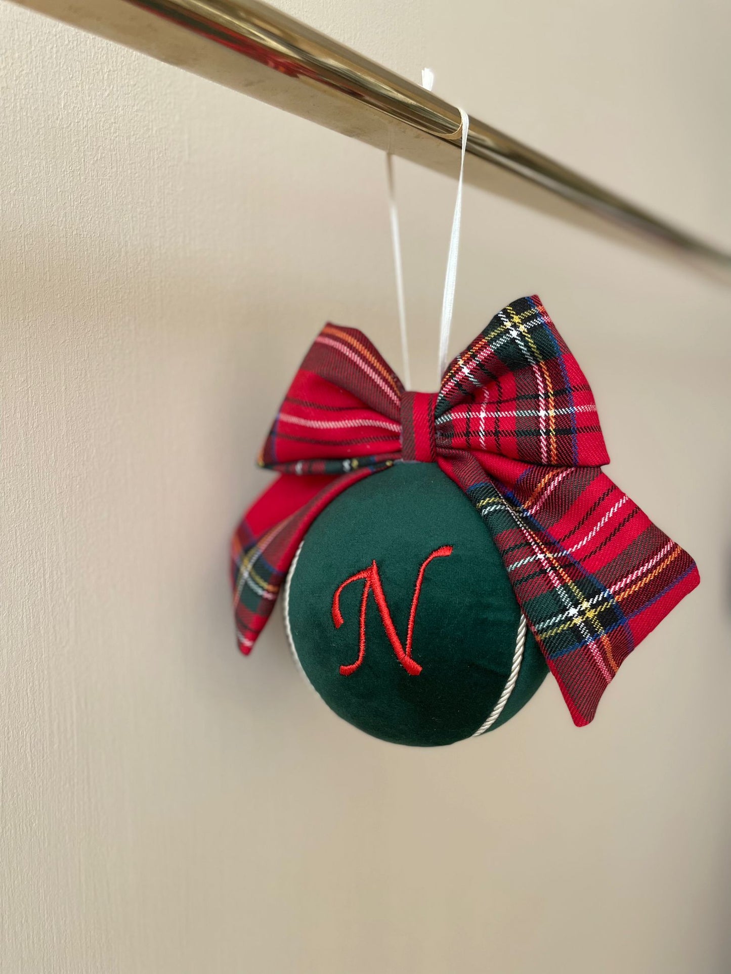 Sfera natalizia con fiocco in tartan