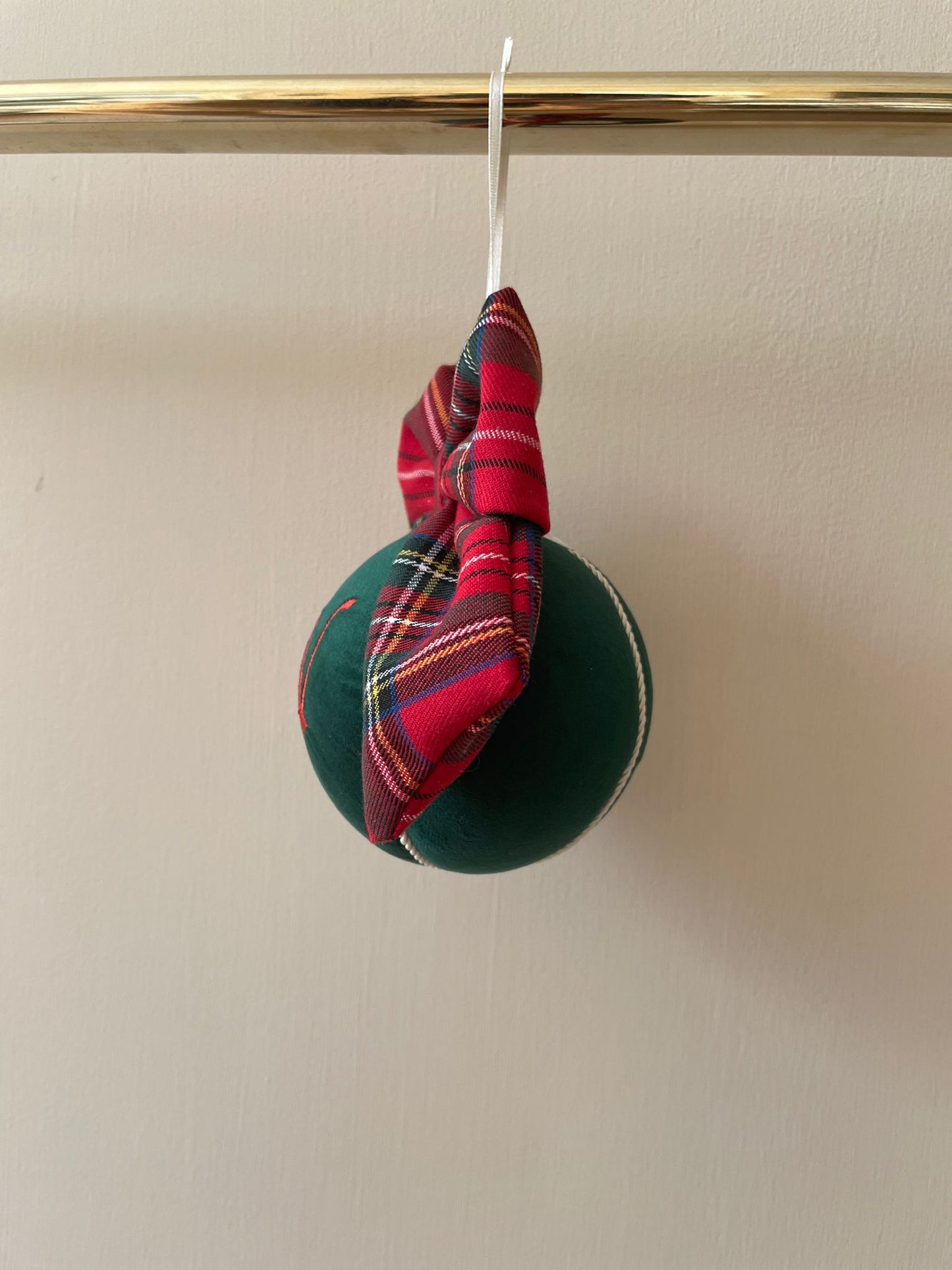 Sfera natalizia con fiocco in tartan